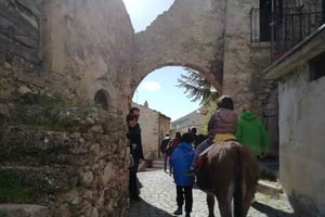 Santo Stefano di Sessanio: un'esperienza di trekking con gli asini nel borgo