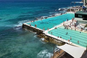 シドニー：ボンダイで日の出ヨガと海岸ウォーキングツアーをお楽しみください