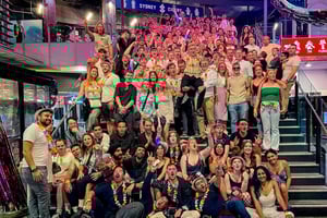 Sydney: NYE 2026 Glow Party Pubrunda med lokala värdar