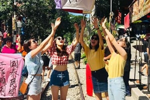 新北市：平渓で色とりどりのスカイランタン体験（ギフト付き）