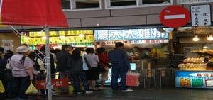 Queuing at Food Stalls
