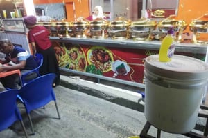 Dar es Salaam: matcrawl ved midnatt med lokal guide