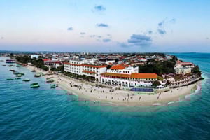 Tour della Grotta di Kuza, cena al ristorante The Rock Restaurant Zanzibar