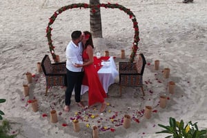 Romantisch diner op het strand met foto's