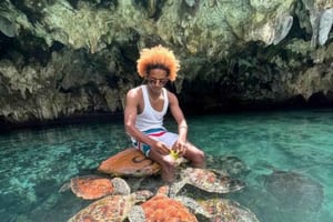 キジムカジのサラーム洞窟でウミガメと泳ぎ、餌付けをしましょう