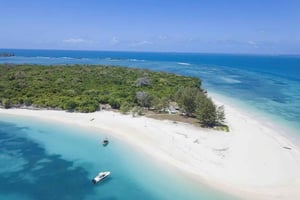 Escursione di un giorno sull'isola di Sinda con snorkeling