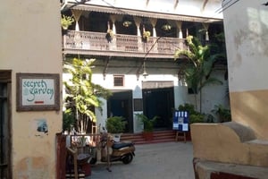 Stone Town Tour: Freddie Mercury House & Rooftop Coffee