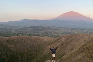 Vandring i det vulkanske krater ved Kilimamoto med Kingstone Asilia