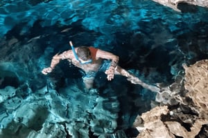 Zanzibar: aventura de natação na gruta