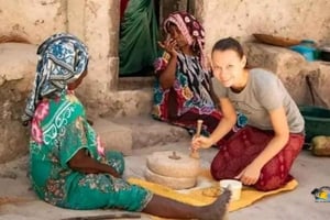 ザンジバル：ヌングイ文化村ツアーとサンセットダウクルーズ