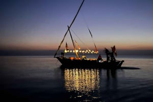 Zanzibar: Privé-dinercruise bij zonsondergang op een dhow & transfers