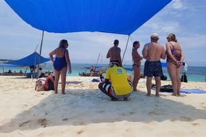 Zanzibar: Sinisen laguunin snorklausmatkapäivä grillilounaalla