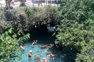 ZANZIBAR : Visite de la ferme aux épices, de la grotte de Salam et de la ville de pierre, avec déjeuner.