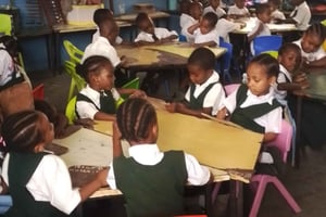 Zanzibar: Rundtur i Stone Town og skolebesøg med Hassan