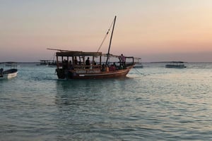 Zanzíbar: crucero en dhow al atardecer con entretenimiento tradicional