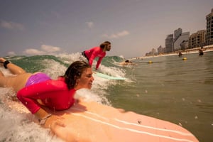 Tel Aviv: Alquiler de tablas de surf o de boogie en el Club de Playa