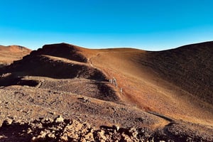 Caminhada pelo Teide com uma aventura nos tubos de lava.