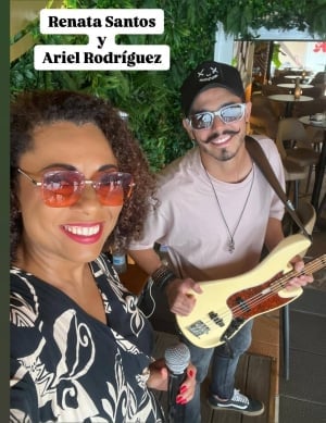 The Colonial Bar and RestaurantでのRenata Santosライブ