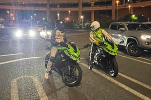 'akira bike scene' tour in moto della superstrada metropolitana