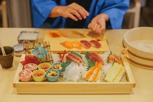 Tokio: Kurs przygotowywania sushi w fartuchu happi w pobliżu słynnego miejsca