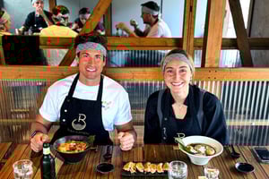 ¡Ramen y gyozas profesionales con un chef de ramen en un restaurante!