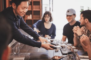 Experiencia Omakase de degustación de sake por sumilleres titulados