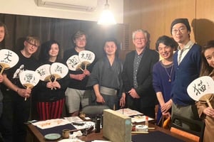 Tokio: oude Japanse kalligrafie met een kalligrafie-PhD