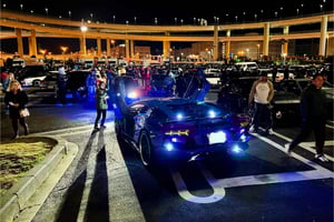 Passeio noturno por Tóquio na autoestrada Wangan e no parque de estacionamento de Daikoku
