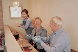 Tokio: clase de bolas de arroz y tour en bici por zonas locales