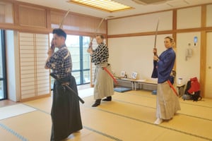 Tokyo: Samurai-sværd og kalligrafi med kimono