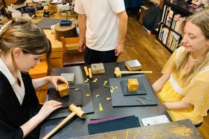 Tokio: taller de horquillas tradicionales con una artesana local