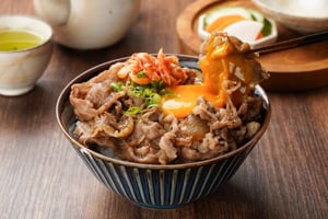 Tokyo: preparazione di una ciotola di manzo Wagyu in una vera casa locale