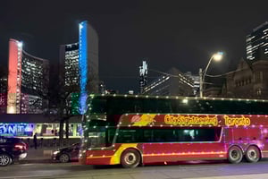 Toronto: Opastettu kaupunkikierros Festive Lights bussikiertoajelu