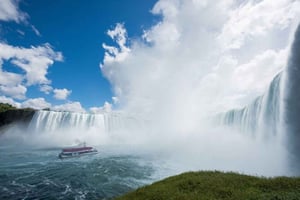 Niagara Fallsin päiväretki venekyydillä ja matkan takana putouksilla