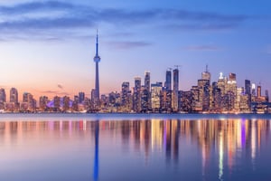 Toronto: Tour nocturno en grupo reducido con crucero en barco por el puerto
