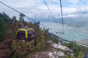 ウィスラー、シー・トゥ・スカイ・ゴンドラ、シャノン滝、グリーン湖ツアーをご覧ください