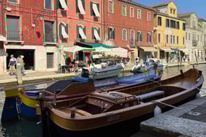 Explora Murano, Burano y Torcello en un tour por las islas en un bragozzo