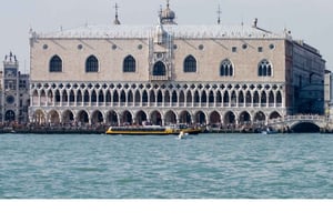 Kävele Dogen palatsin saleissa opastetulla kierroksella Venetsiassa