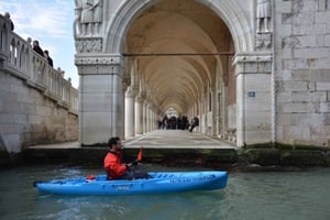 Venecia: Excursión rápida en kayak de 60' por Venecia con guía