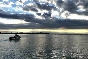 Venedig: båttur mellan susande vatten och ljus, en verklighet att upptäcka