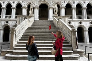 Venezia: Dogenes palass og Markusplassen med gondoltur