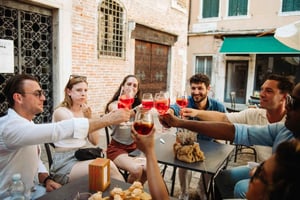 Venezia: tour serale di cicchetti e vino con generose degustazioni