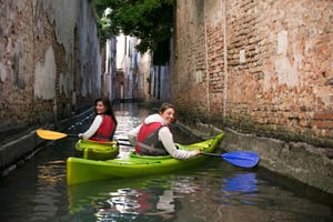 Venecia: Excursión guiada en Kayak por el Canal de Día, de Noche o al Atardecer