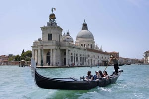 Wenecja: Wspólna przejażdżka gondolą i serenada