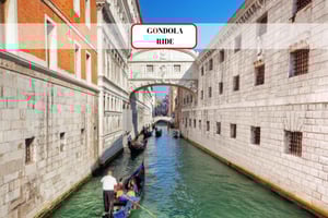 Venise : gondole artisanale sous le magnifique pont des Soupirs