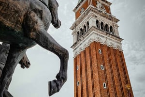 Markuskyrkan, terrassen, klocktornet Hoppa över kön inträde