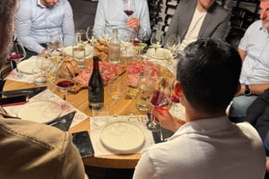 Weinverkostung mit lokalen Speisen in Venedig