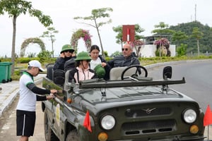 Tour in jeep di Cat Ba al tramonto: trekking nel parco e grotta ospedale