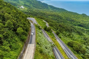 Da Hue: trasferimento in autobus per Hoi An con 4 fermate turistiche