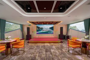 Baia di Ha Long: cena in crociera con spettacolo pirotecnico